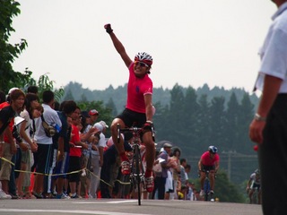 re.インカレ2010ロードで総合逆転で優勝を確信する窪木.jpg